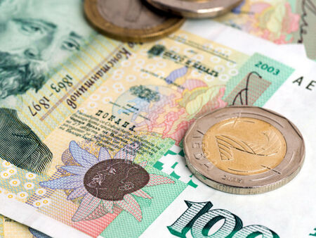 Пуснатите на пазара евробанкноти и монети засега са 3 1