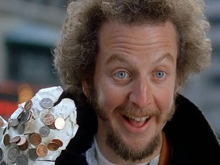 Култовият Марв от "Сам вкъщи" отново спипан - този път от реални полицаи