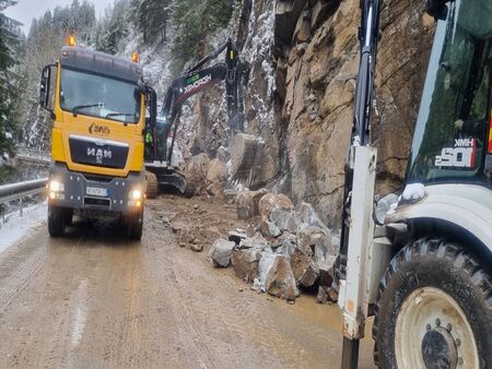 7 машини и екипи на пътноподдържащата фирма работят по разчистването на падналата скална маса на третокласния път III-866