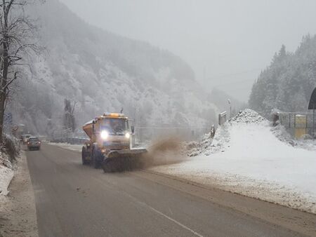 Силен вятър, снеговалеж и мъгла усложняват обстановката на пътя в цяла България