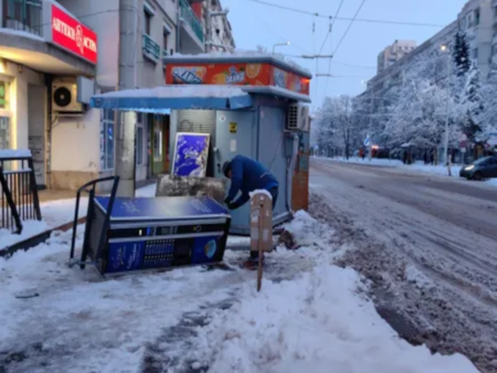 Автомобил се вряза в спирка и срути павилион - чудо, че няма пострадали