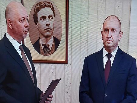 Президентът започна с мандатите - Борисов не отиде на "Дондуков" 2, на ход са ПП-ДБ