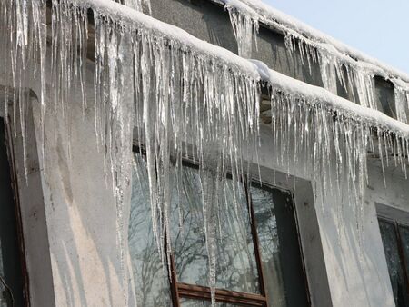Солени глоби за непочистени тротоари и висулки, санкциите достигат хиляди левове
