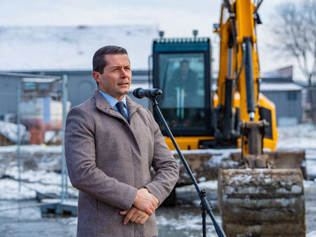 Дворното пространство около порта ще бъде облагородено с нови настилки планирани са