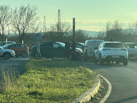 Извънредно! Катастрофа блокира движението по ключов булевард в Бургас