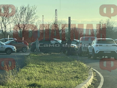 Извънредно! Катастрофа блокира движението по ключов булевард в Бургас