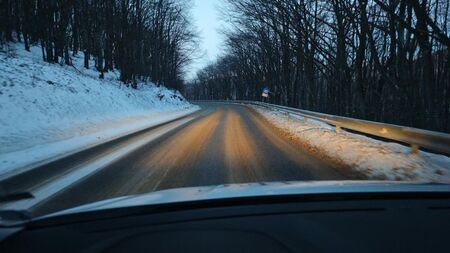 Как да се справим с опасния черен лед на пътя