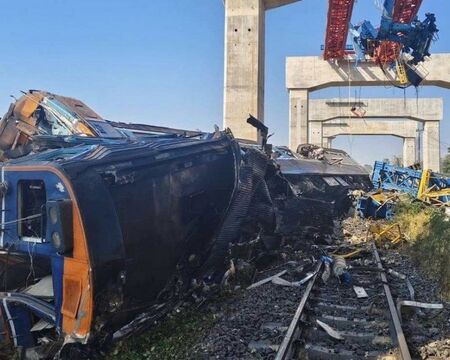 Кран се срути върху пътнически влак в Тайланд, най-малко 22 загинали