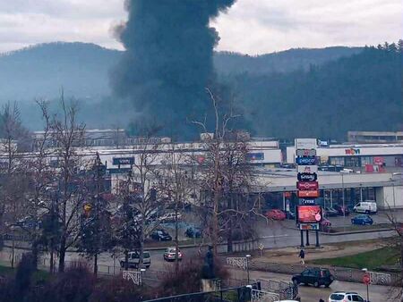 Голям пожар избухна в текстилно предприятие в Троян