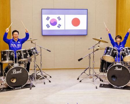 Японски и южнокорейски лидери свирят на K-pop хитове на среща на върха