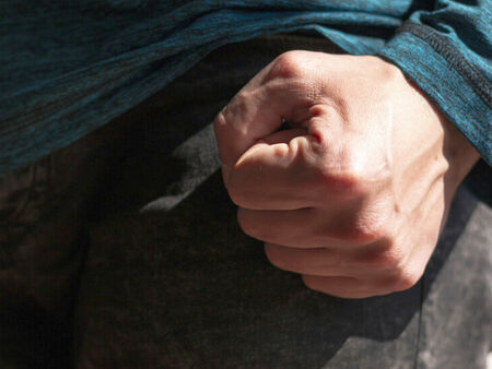 Мъж с качулка преби известен адвокат в Монтана посред бял ден