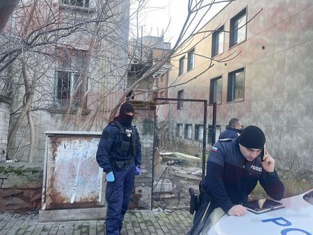 Почерня от полиция пред "Къщата на ужасите" на бургаската ул. "Кирил и Методий", има труп
