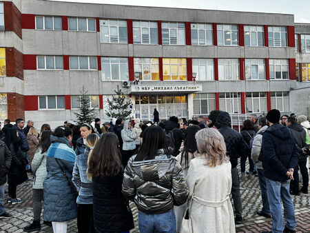 Те искат реформи и спешни мерки от директорката на учебното