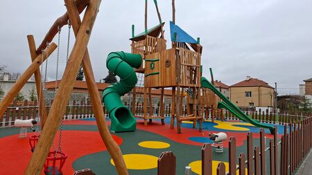 Общината преобрази неугледен терен в детска площадка във „Ветрен“