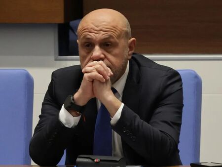 Вицепремиерът в оставка призна, че няма заделени средства за нови изборни устройства