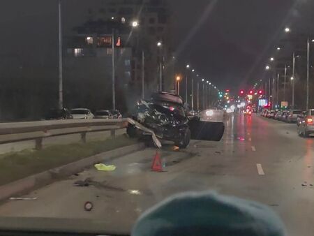 Зрелищна катастрофа! БМВ е размазано до неузнаваемост (СНИМКИ/ВИДЕО)