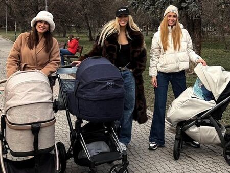 Натали Трифонова и Виктория Готева на разходка с бебетата