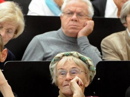 Пенсионери масово се записват да учат в университети, защо