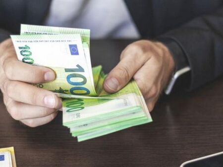 Жена си поръча пица и плати с менте банкнота от 100 евро на доставчика