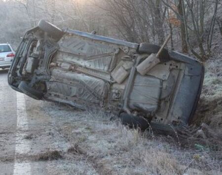 Пиян шофьор обърна по таван Опела си в руенското село Череша