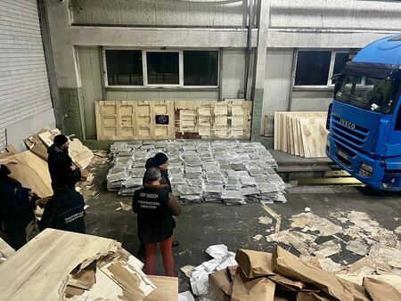 Заловиха близо 700 кг марихуана в товарен влак от Турция