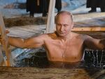 "Православният" Владимир Путин се потопи в ледена дупка на Богоявление