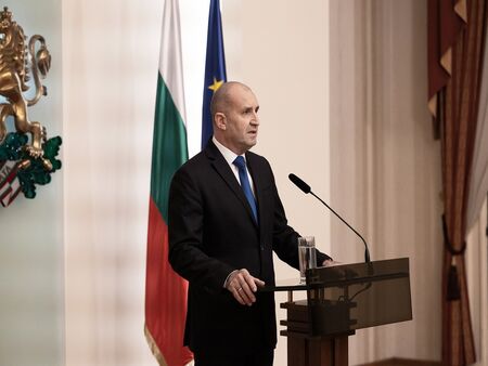 Партия на Румен Радев изглежда изолирана от другите големи формации