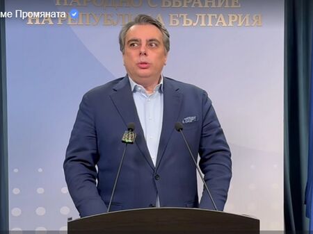 Асен Василев подхвана Радев с въпроси за ДАНС и еврото