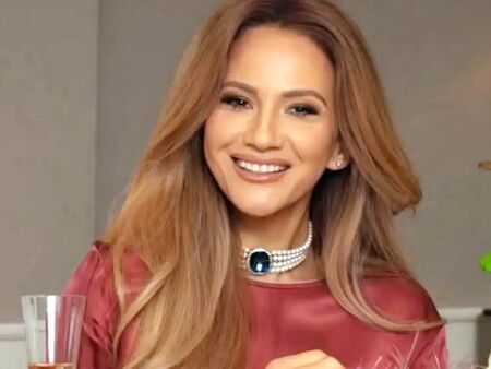 Зейнеб се фука с антикварни вази за около 50 000 лева