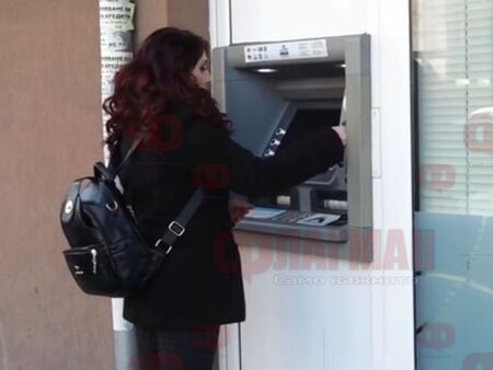 Жената чакала близо месец банката да разгледа случая Преходът към