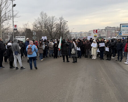 Протест срещу изграждане на кариера временно блокираха пътя София - Варна