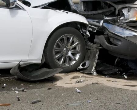 Челен удар с кола на Столичната община затрудни трафика в центъра на София