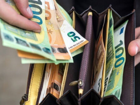 Огромни пари пристигат внезапно: 5 зодии ще решат финансови проблеми през 2026 г.