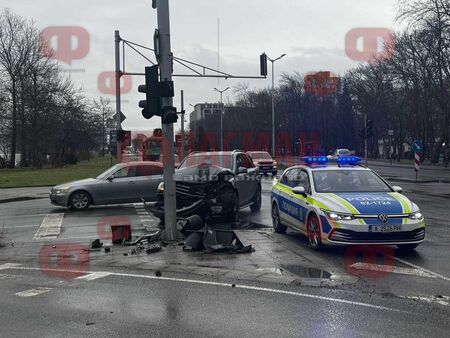 Джип Мерцедес се размаза пред мол "Бургас Плаза"