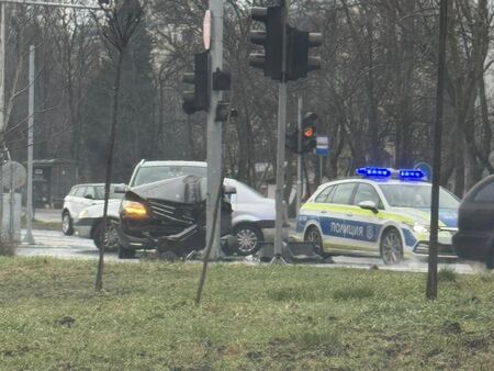 Джип се заби зрелищно в светофара до мол Гранд Плаза в Бургас