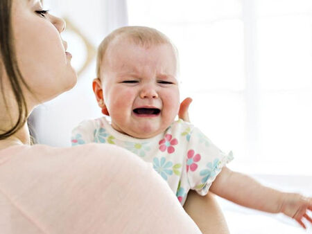 Как да успокоим плачещото бебе с работещи и щадящи техники