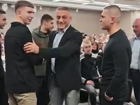 Пълна зала посрещна радетелите за президентска република в Бургас снощи (ВИДЕО)