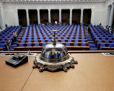 Четири поредни опита депутатите не успяха да съберат кворум