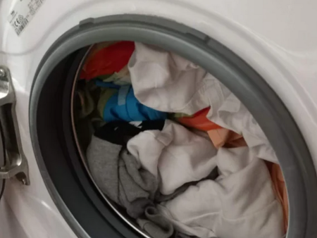 Задължително спазвайте това основно правило при пране на дрехи
