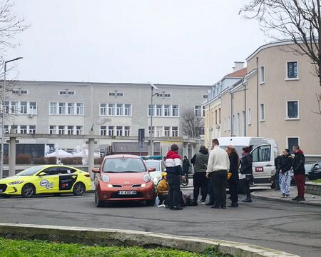 Извънредно! Ямболски Нисан помете възрастна жена в центъра на Бургас