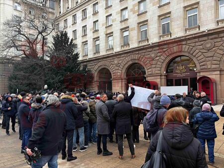 Около 15 40 ч вече имаше няколкостотин пред караула все