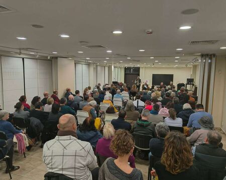 Това отсъствие не беше крещящо но беше показателно От началото