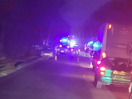 На мястото са три линейки пожарна и много полиция Тежка