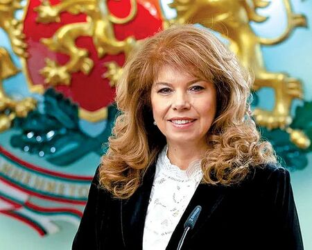 Очаква се президентът Йотова да започне процедурата по избор на служебен кабинет