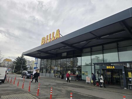 Другите търговски обекти в сградата аптека AFYA и PEPCO също