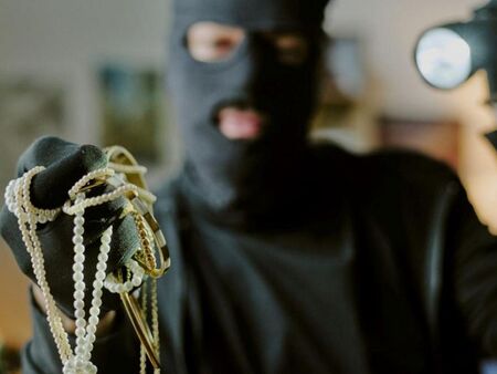 Маскирани нахлуха в злато от ателие, ограбиха каквото има