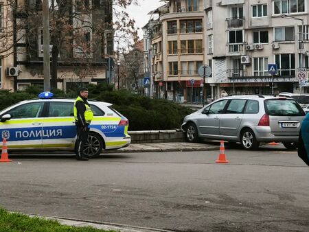 Бургаско Пежо блъсна жена зад храма „Св.св. Кирил и Методий“