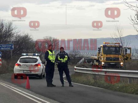 Кой джигит прати това турско Пежо в канавката край "Джъмбо"
