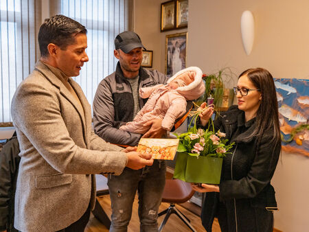 Кметът на Царево посрещна едно от първите бебета за 2026 година