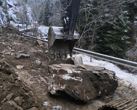 Свлачище затвори прохода Троян - Кърнаре след проливни валежи